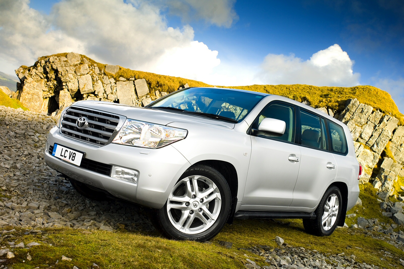 Used Toyota Land Cruiser V8 'J200' (2008 - 2011) + Guide - Image 1