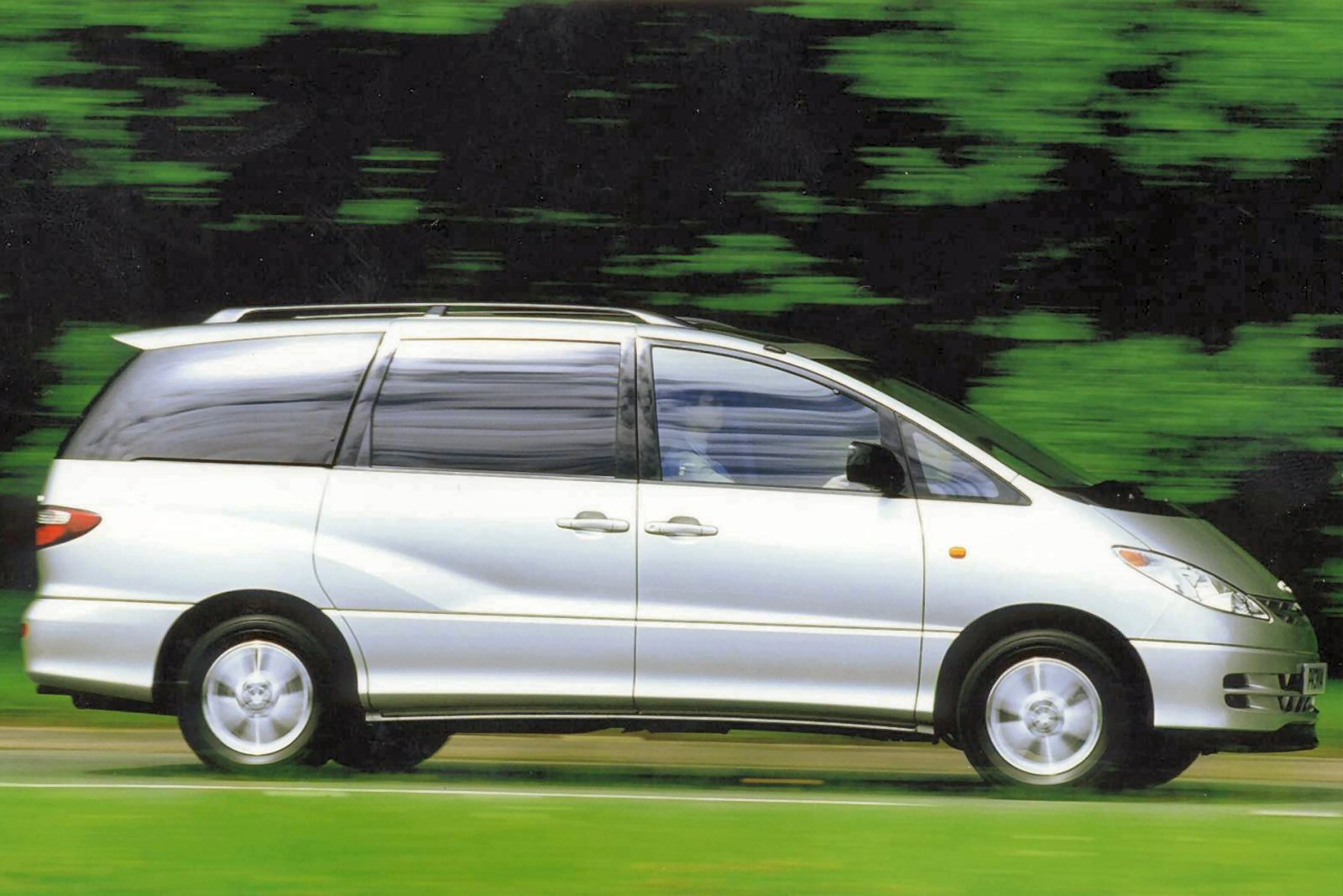 Used Toyota Previa (2000 - 2008) + Guide - Image 1