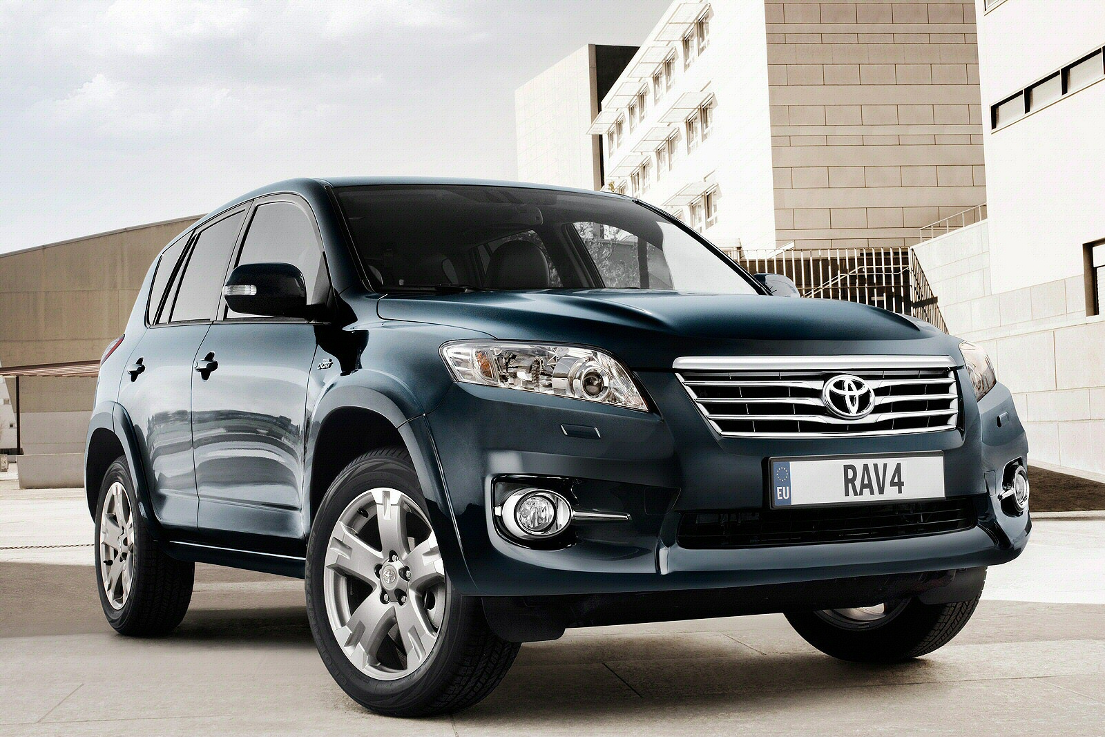Used Toyota RAV4 (2010 - 2013) + Guide - Image 1