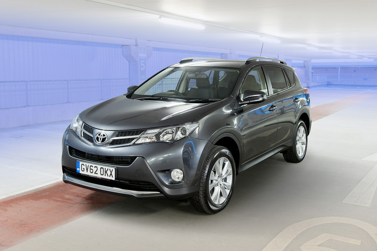 Used Toyota RAV4 (2013 - 2015) + Guide - Image 1