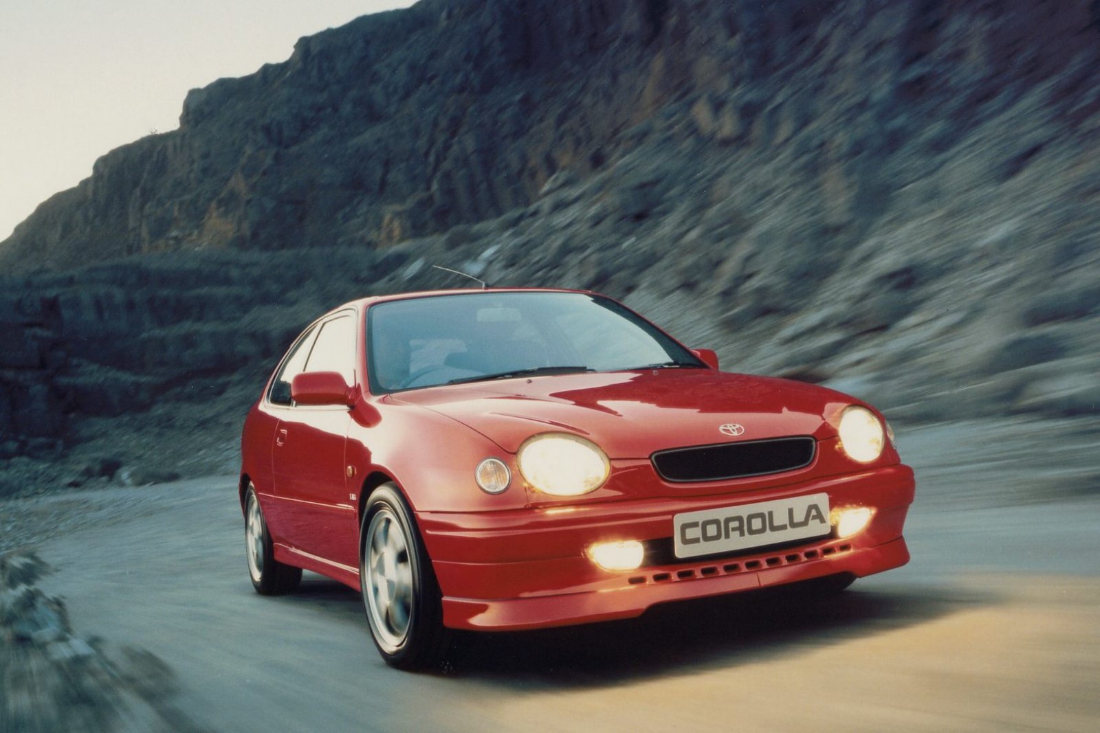 Used Toyota Corolla (1997 - 2002) + Guide - Image 1