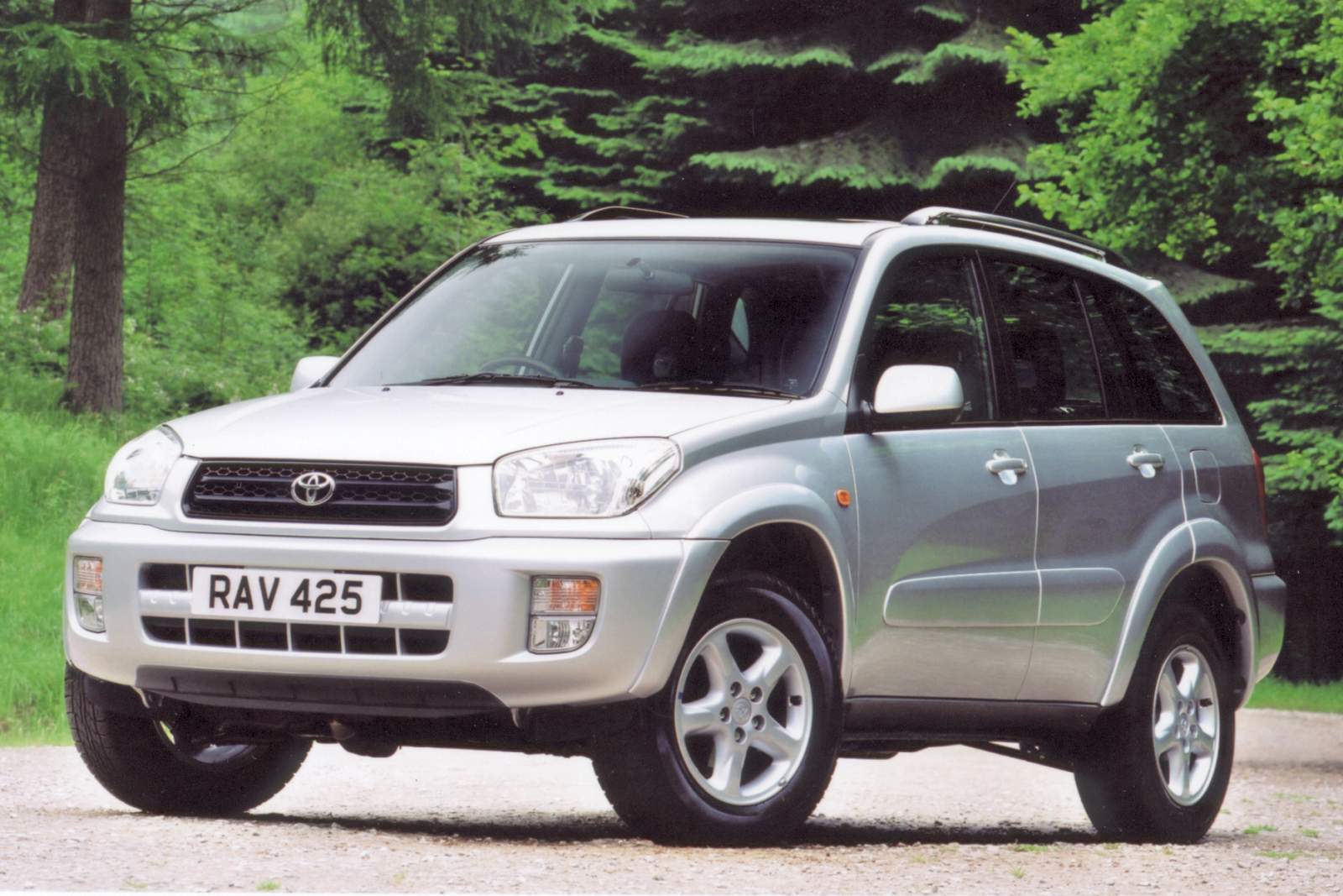 Used Toyota RAV4 (2000 - 2006) + Guide - Image 1