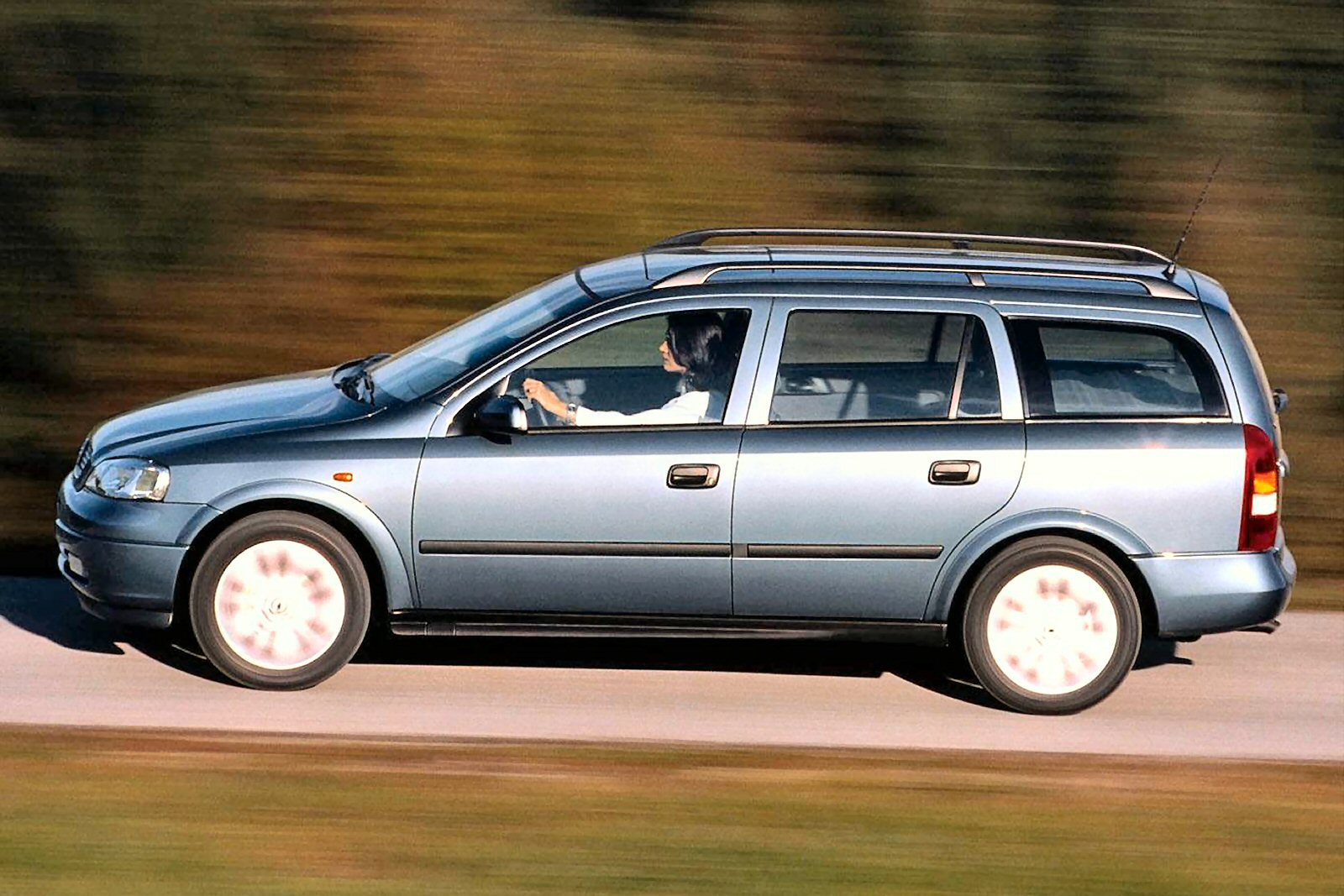 Used Vauxhall Astra Estate (1998 - 2004) + Guide - Image 1