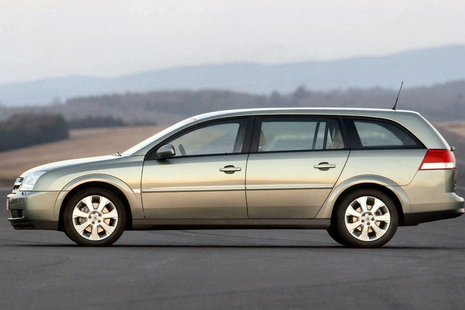 Used Vauxhall Vectra Estate (2003 - 2008) + Guide - Image 1