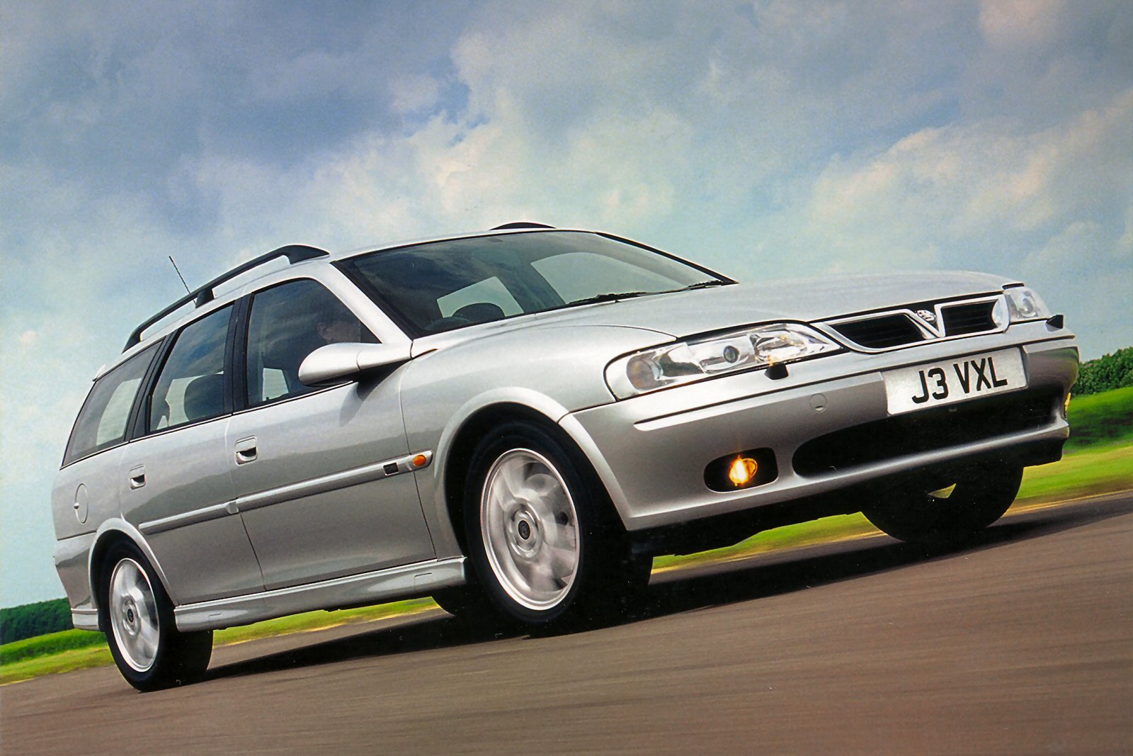 Used Vauxhall Vectra Estate (1996 - 2002) + Guide - Image 1