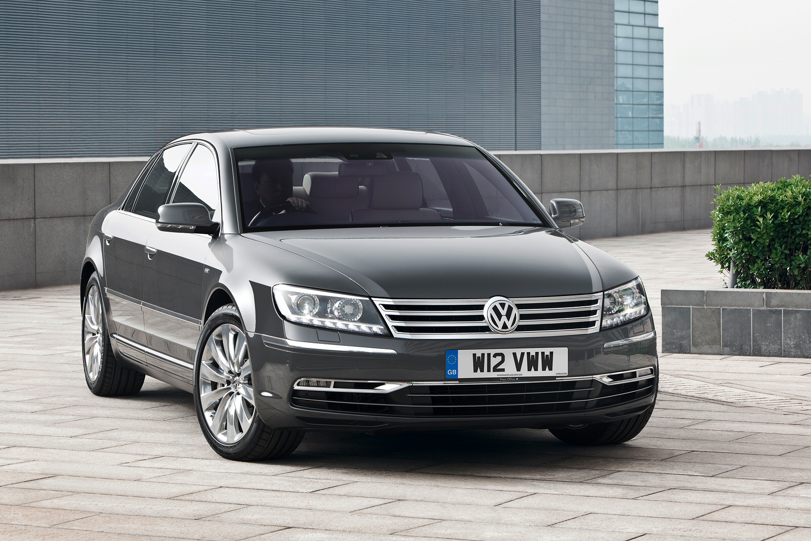 Used Volkswagen Phaeton (2010 - 2014) + Guide - Image 1