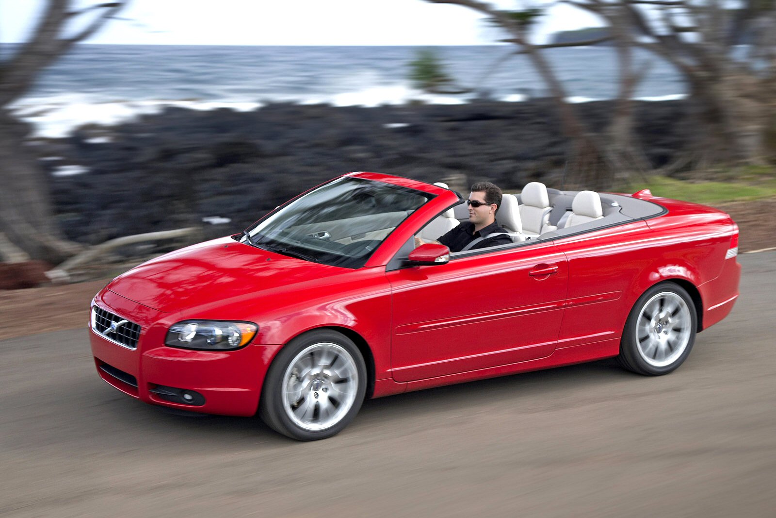 Used Volvo C70 (2006 - 2009) + Guide - Image 1