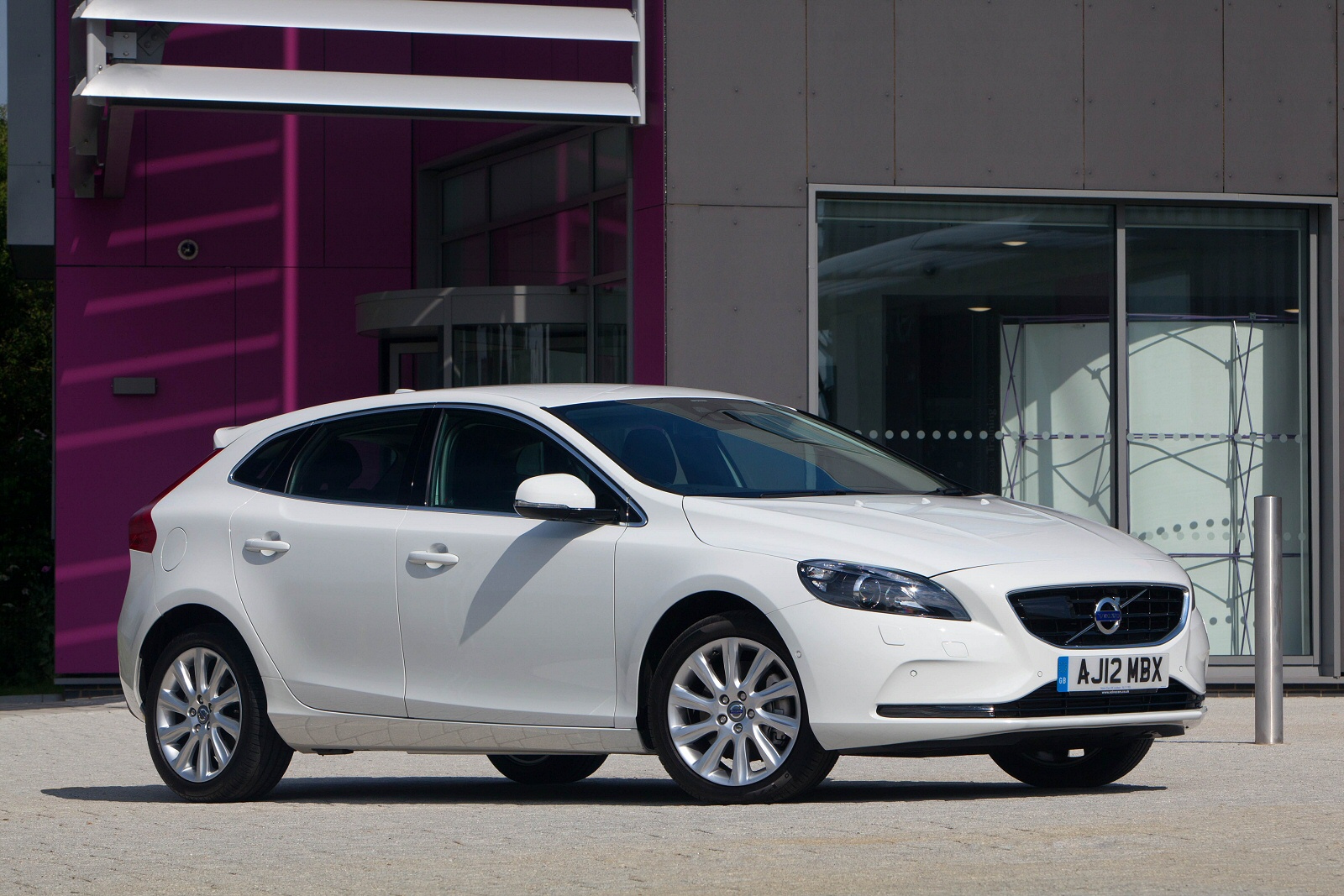 Used Volvo V40 (2012 - 2014) + Guide - Image 1