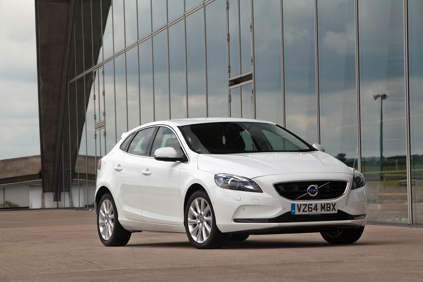 Used Volvo V40 (2014 - 2016) + Guide - Image 1