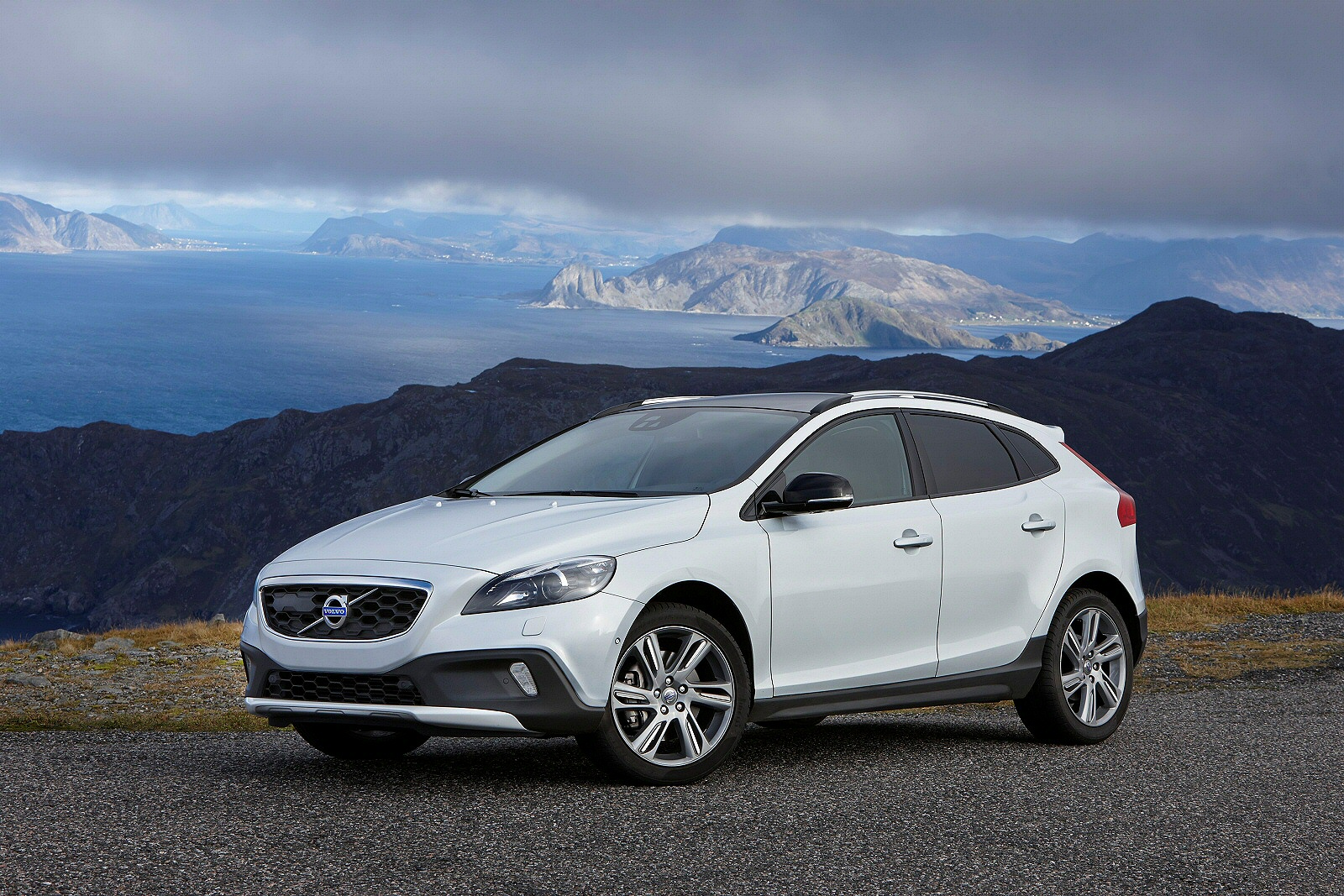 Used Volvo V40 Cross Country (2013 - 2016) + Guide - Image 1