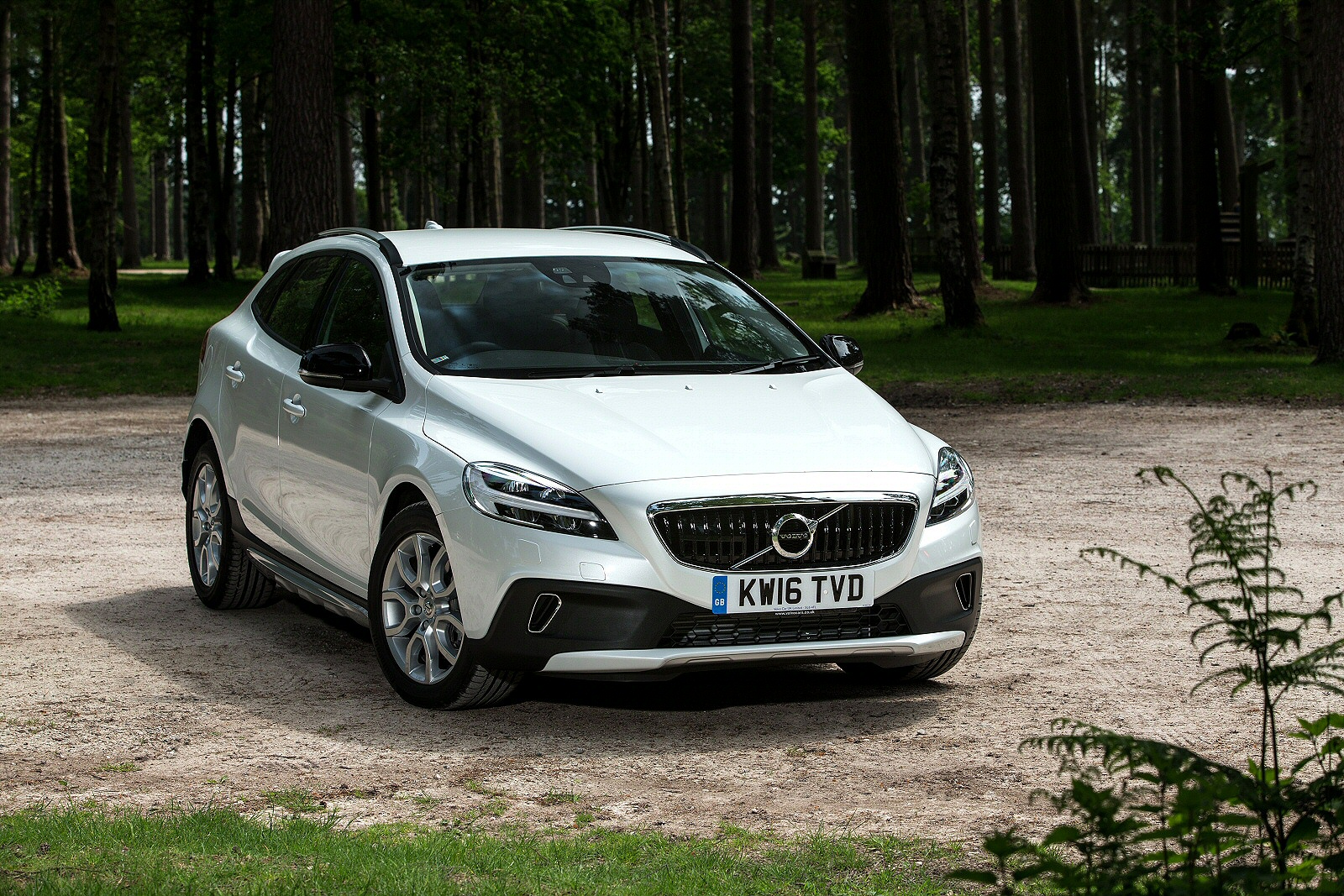 Used Volvo V40 Cross Country (2016 - 2020) + Guide - Image 1
