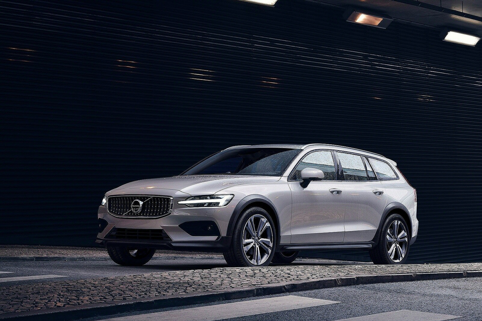 Used Volvo V60 Cross Country (2019 - 2023) + Guide - Image 1