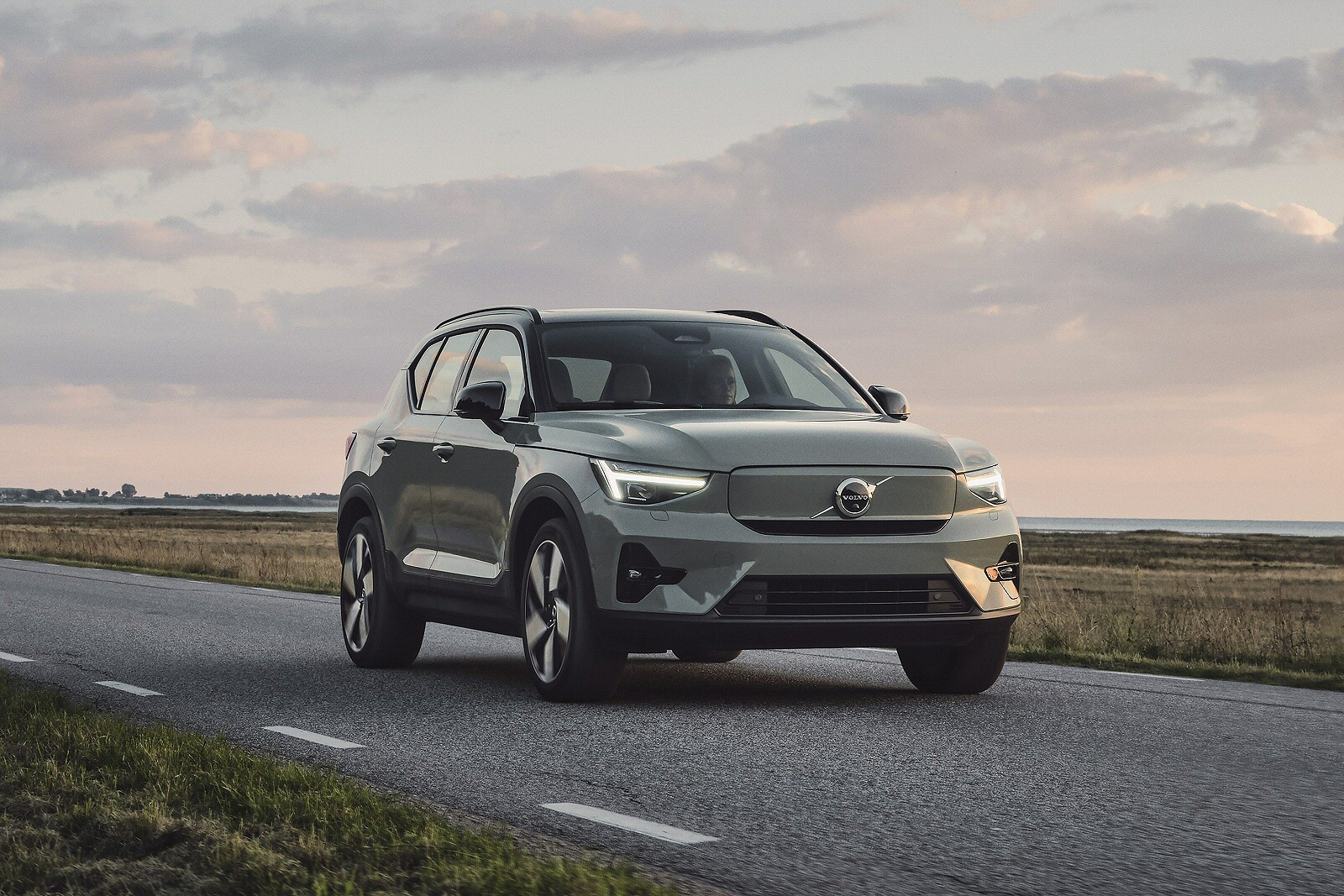 Used Volvo XC40 Recharge Pure Electric (2023 - 2024) + Guide - Image 1