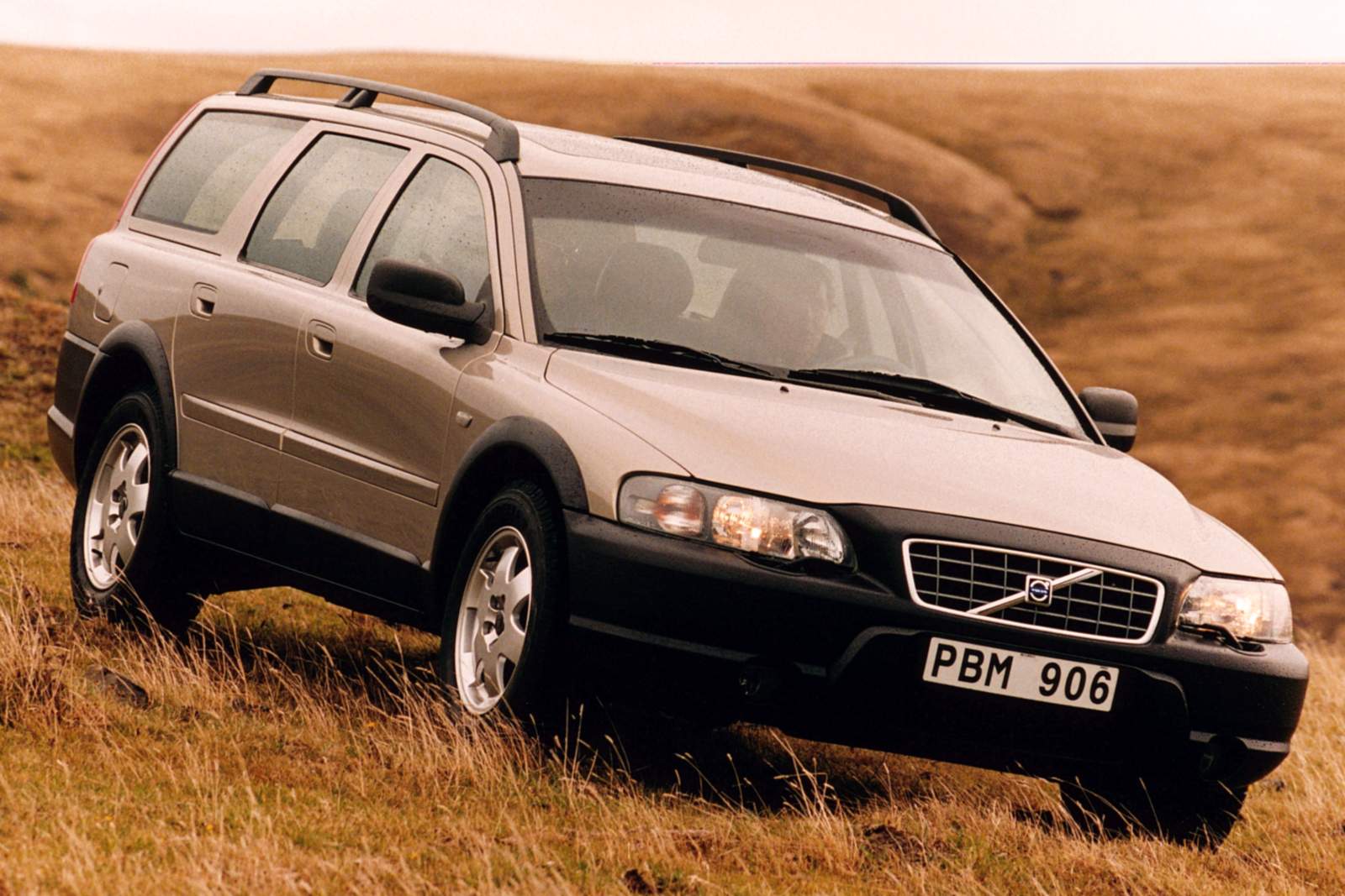 Used Volvo V70 Cross Country (2000 - 2002) + Guide - Image 1