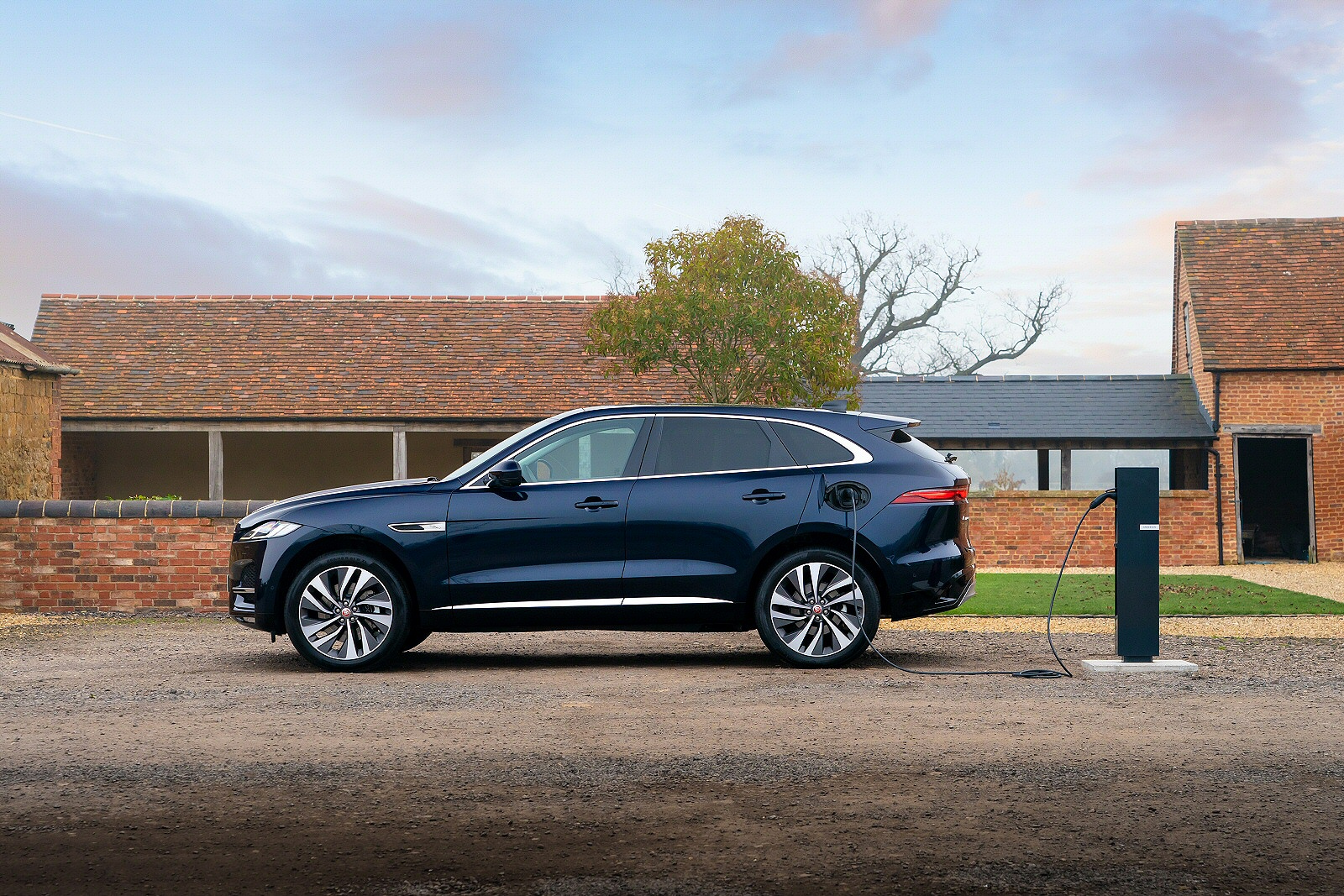 Used Jaguar F-PACE P400e (2020 - 2024) + Guide - Image 1