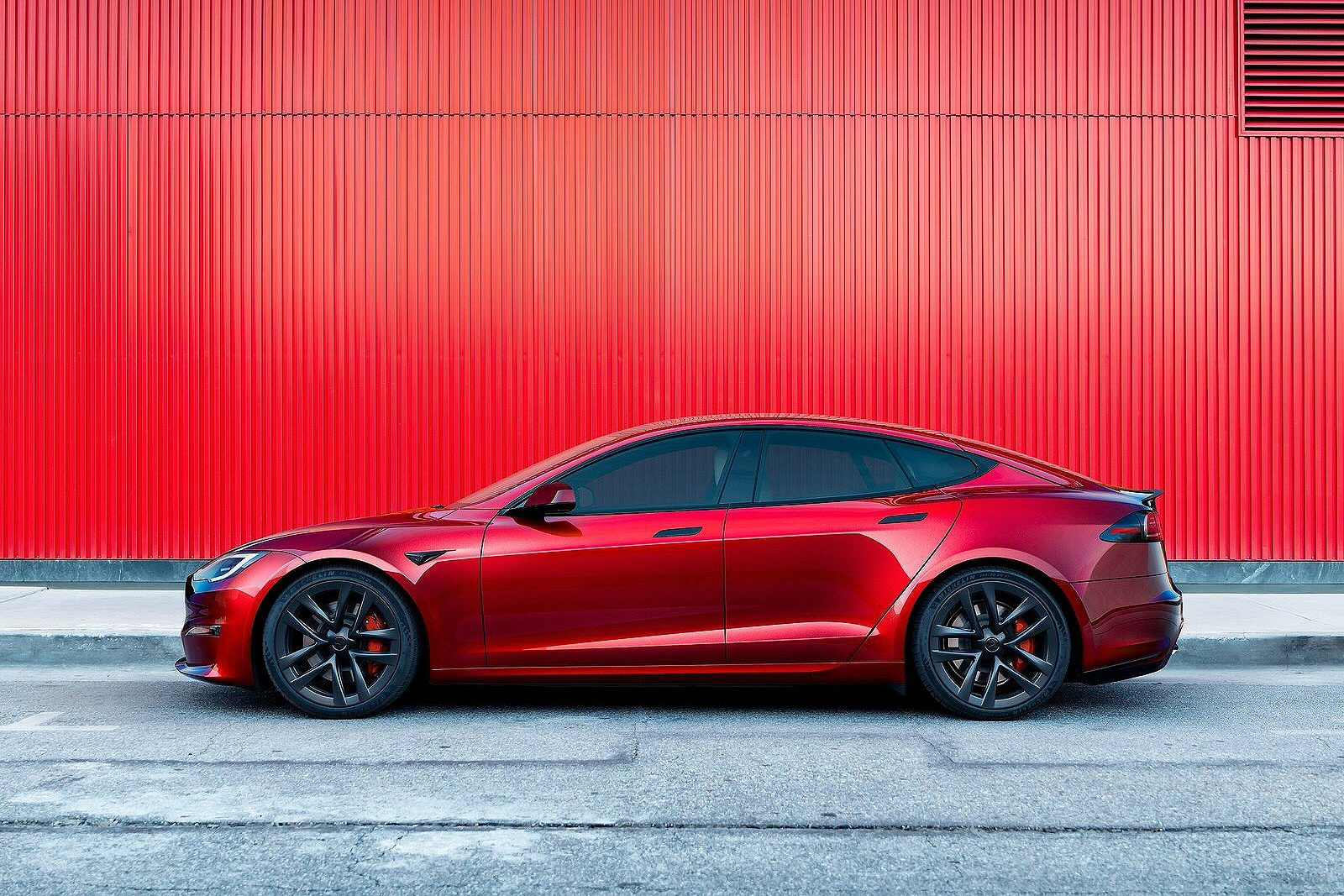 Used Tesla Model S Plaid (2020 - 2025) + Guide - Image 1