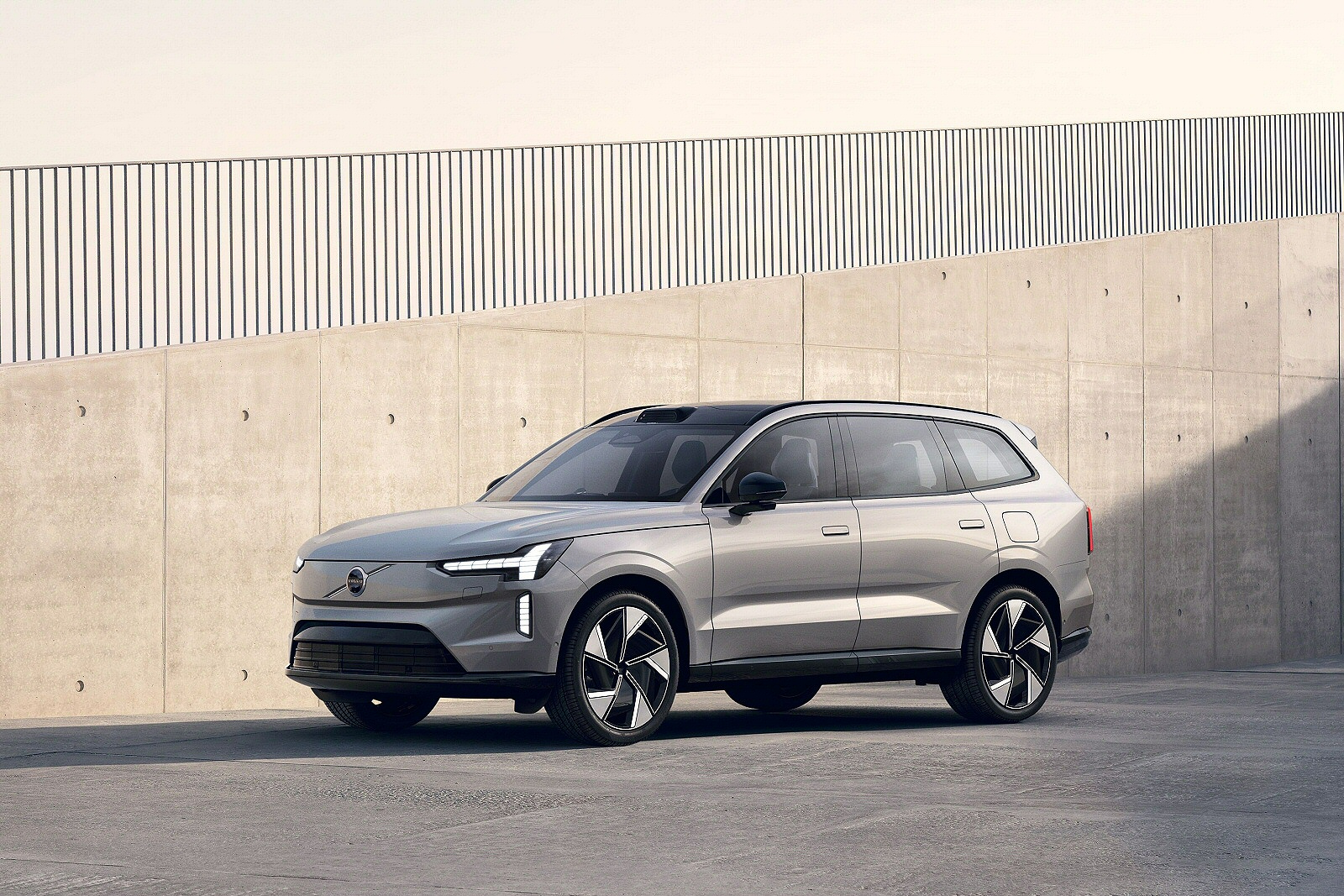 Used Volvo EX90 (2022 - 2023) + Guide - Image 1