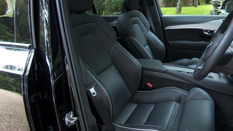 VOLVO XC90 ESTATE 2.0 T8 PHEV Plus Edition Dark 5dr AWD Geartronic